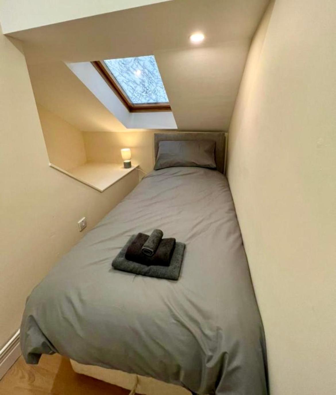 Cosy Penthouse Suite Happily Sleeps Up To Five 哈利法克斯 外观 照片